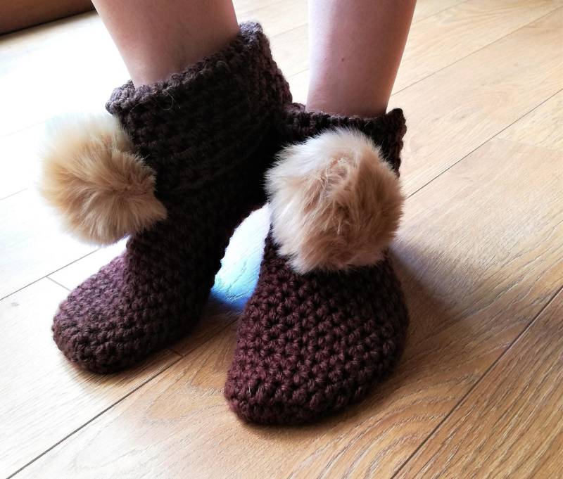 Gehäkelte Damen Hausschuhe Mit Fell Pom Doppelten Rutschsohlen/Damen Hausschuhe/Slipper Stiefel/Kunstfell Pom Poms/Hausschuhe/Woll Hausschuhe von ChunkyKnitworks