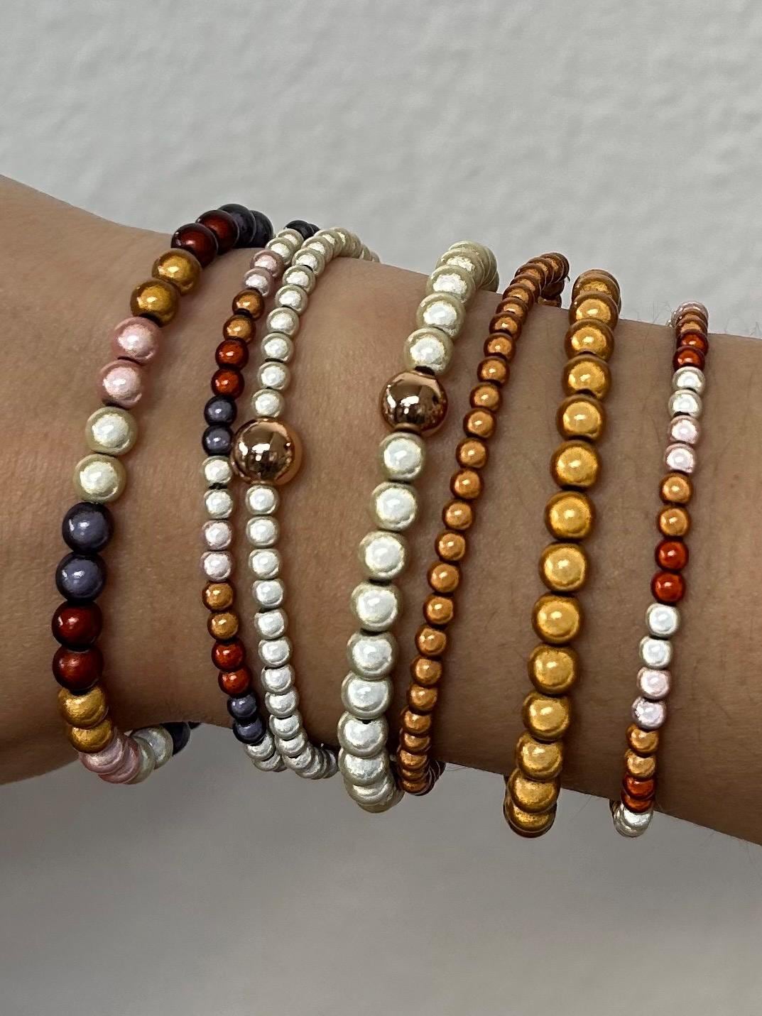 1 St. Armband 4-6mm Miracle Beads Pearl Magic 3D Illumination Acryl Y2K Gold Creme Braun von Chunkypearls