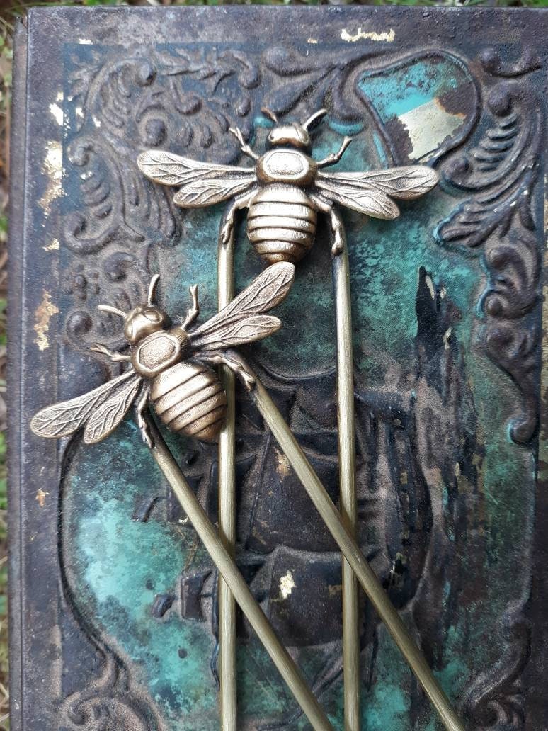 Eine 5-Zoll-Honigbienen-Haarforke Aus Messing Eine 5-Zoll-Honigbienen-Haarforke Aus Messing von ChurchStreetAndLove