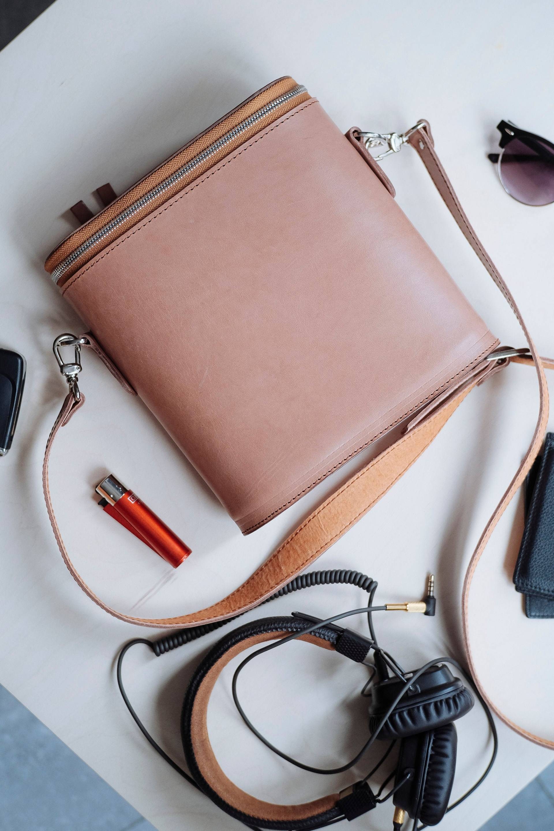 Leder Bucket Bag, Fasstasche, Zylindertasche, Schultertasche, Messenger Bag, Fernglastasche, Runde Tasche, Lederetui, Crossbody Tasche von ChurchillAtelier