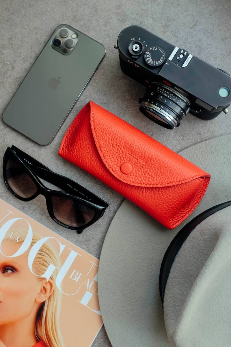 Rote Leder Brillenhülle, Handgenähtes Brillenetui, Lesebrillen Etui, Luxus Lederetui Vegtan von ChurchillAtelier