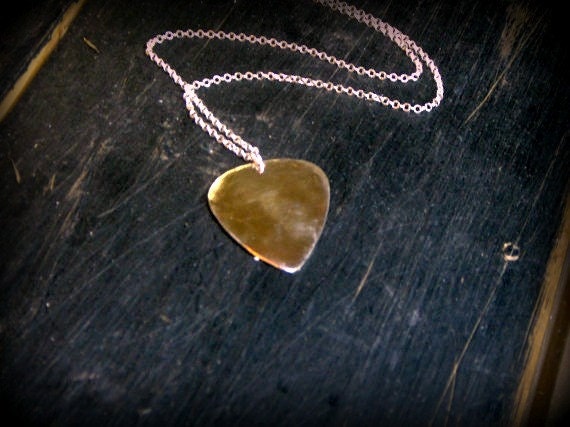 14K Gold Gitarren- Oder Banjo-Pick-Pick - Golden Strummer An Einer Sterlingsilber-Rolo-Kettenhalskette. Massiver Guss Anhänger Von Hand Gefertigt von Chymiera