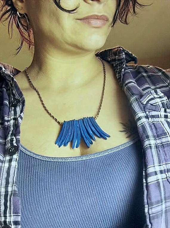Ausgefranst. Kobaltblaue Kokosnuss Stick Perle Fransen Halskette. Handgemachte Umweltfreundliche Halskette #festiveetsyfinds von Chymiera