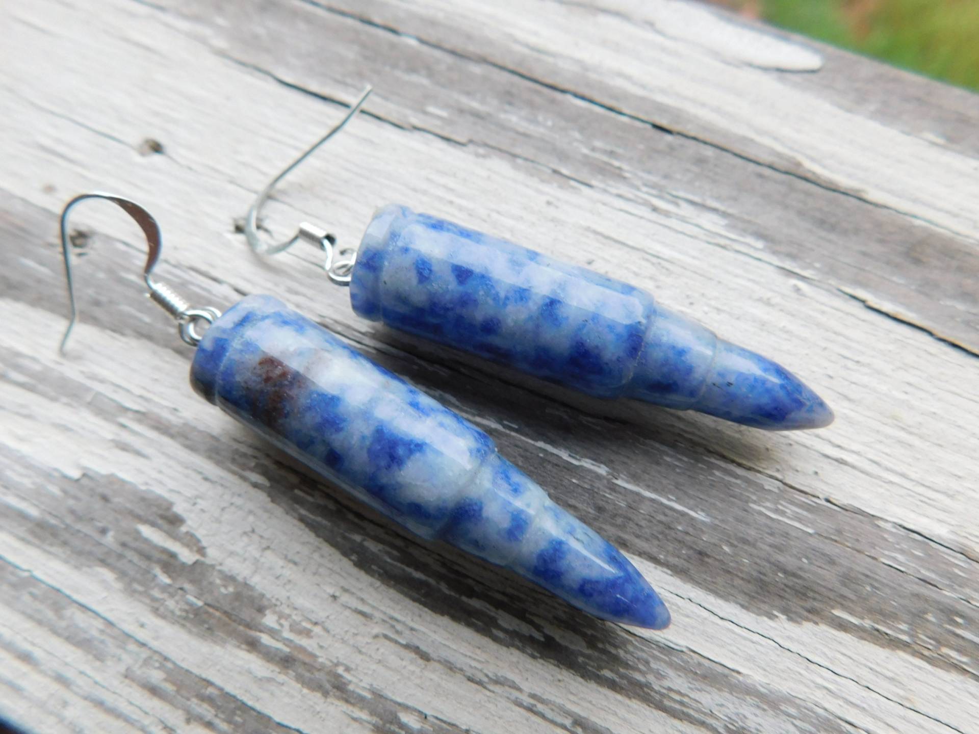 Beiß in Die Kugel. Carved Blue Sodalite Edelstein Kugelförmige Ohrringe. Schnörkel. Sterling Silber Ohrhaken. Knallige #festiveetsyfinds von Chymiera