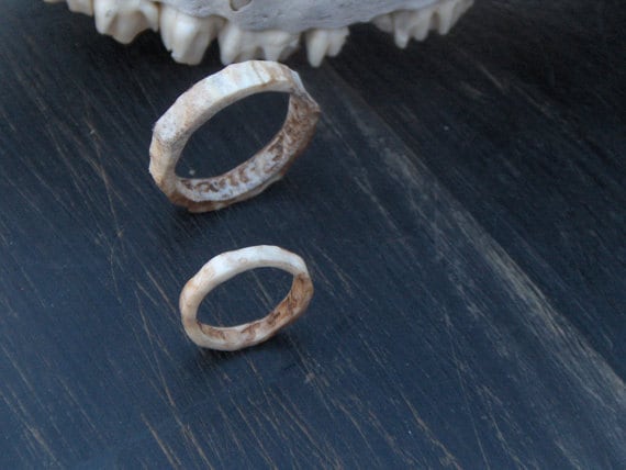 Benutzerdefinierte Seine Und Sie Handgefertigte Natürliche Rustikale Hirschgeweih Eheringe - Passende Ringe Mit Gravur Bands Runes #festiveetsyfinds von Chymiera