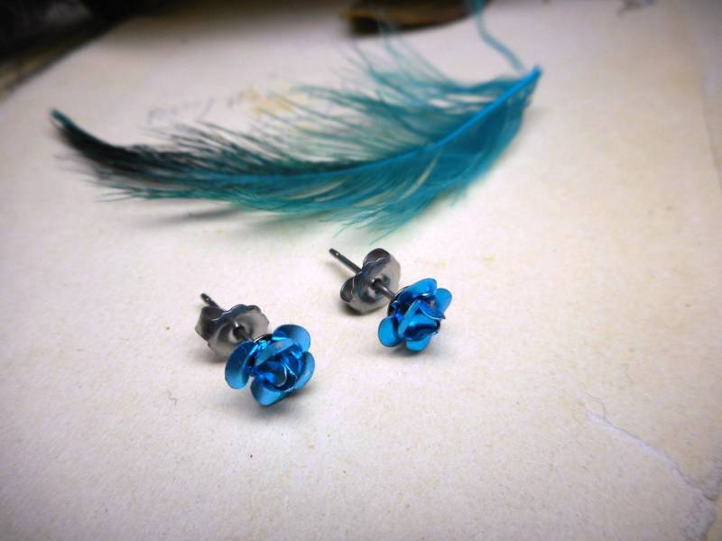 Blaugrüne Muse. Zierliche Petrolfarbene Rosen-Ohrringe. Titan Ohrstecker . Chymini-Kollektion. #festlicheetsyfundstücke von Chymiera