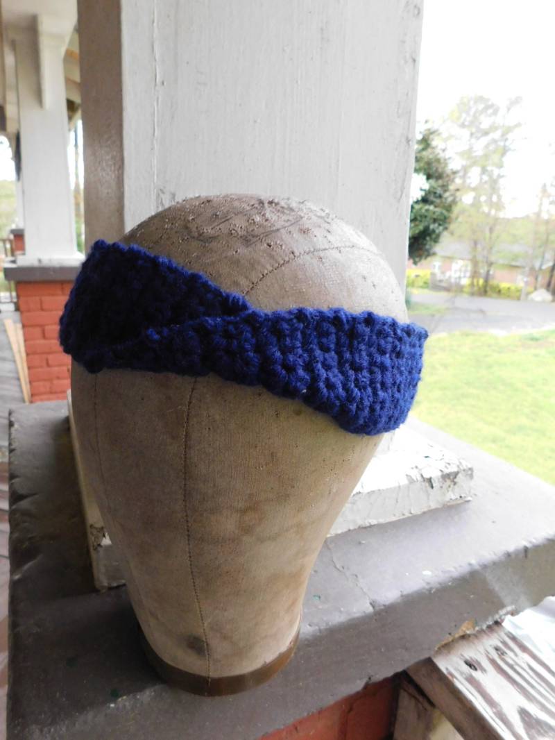 Bohochic Navy Blau Twisted Häkel Stirnband. Dunkelblau Marineblaues Twist-Stirnband. Rustikales Handgemachtes Süßes Haarband #festiveetsyfinds von Chymiera