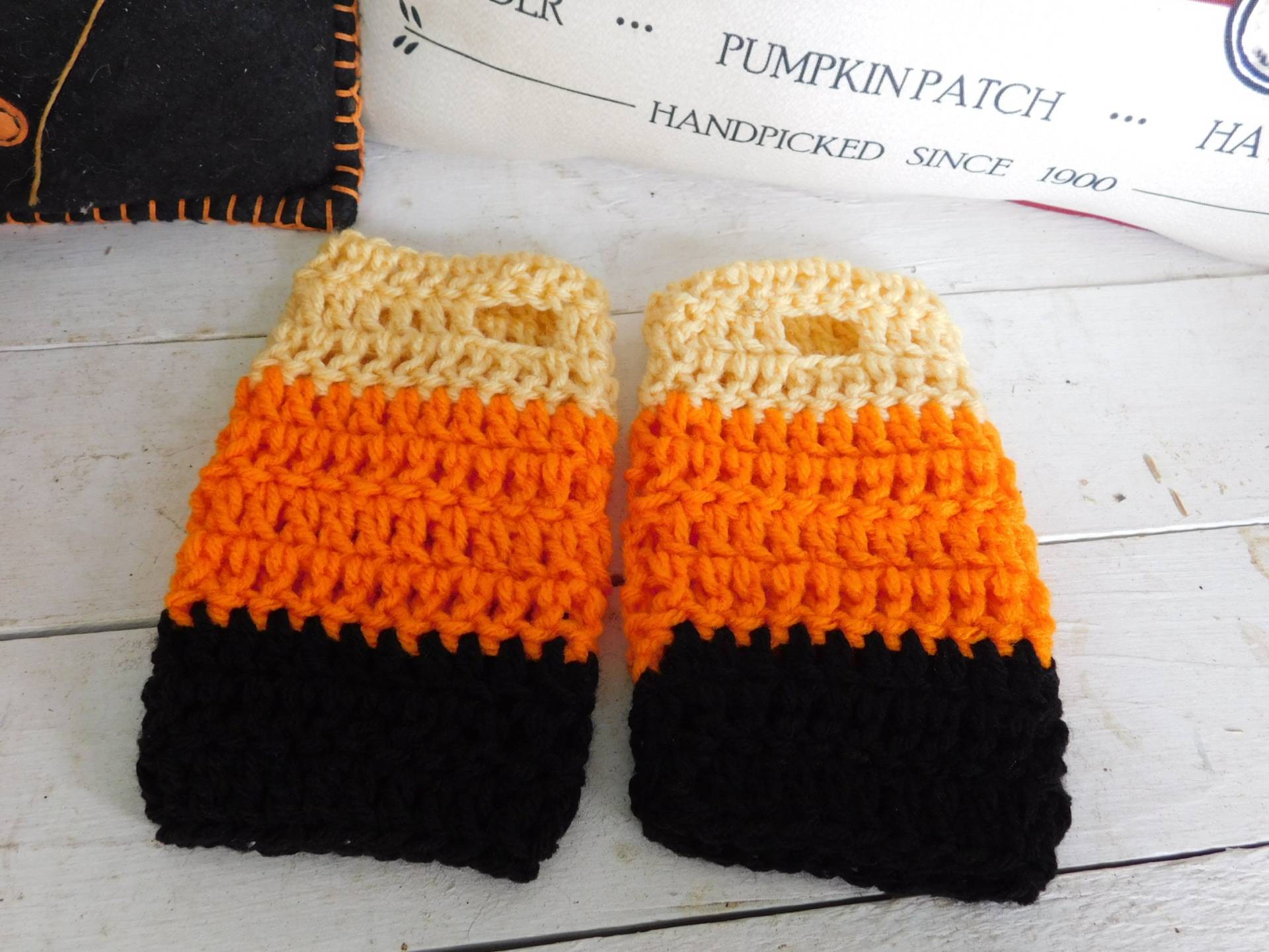 Candy Corn Fingerlose Handschuhe, Pulswärmer, Armstulpen. Handmade Häkeln Gelb, Orange, Schwarz Handschuhe. Rustikale Herbst Accessoires von Chymiera