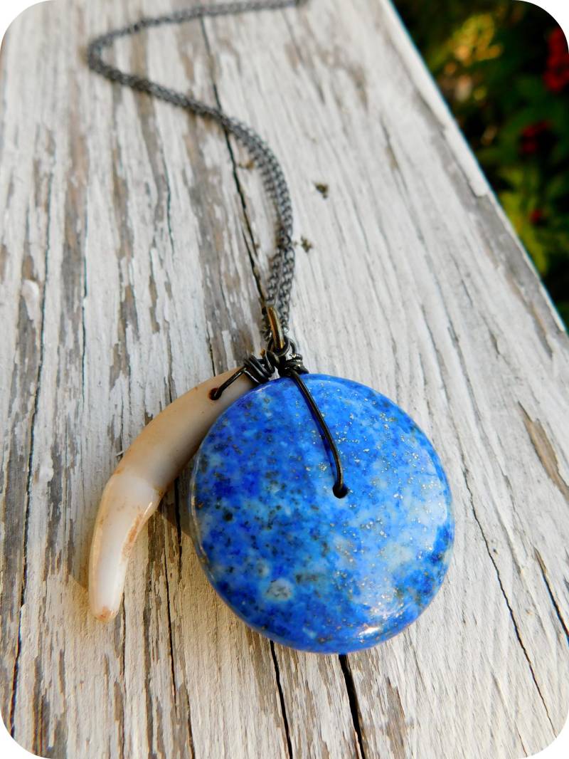 Coyote Mond Halskette. Große Blaue Lapislazuli Saucer & Echte Zahn Eckzahn Werwolf, Wechselbalg, Werwolf #festlicheetsyfundstücke von Chymiera