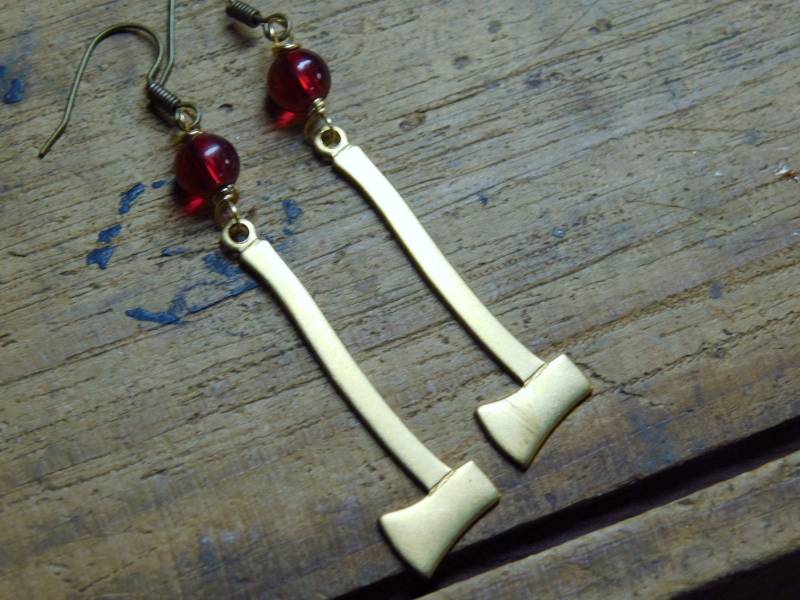 Das Borden-Vermächtnis. Ohrringe Aus Messing Axt Und Blutrotem Kristall. Halloween Ohrringe. Schreckfest. Holzfäller. Woodsman #festiveetsyfundstücke von Chymiera