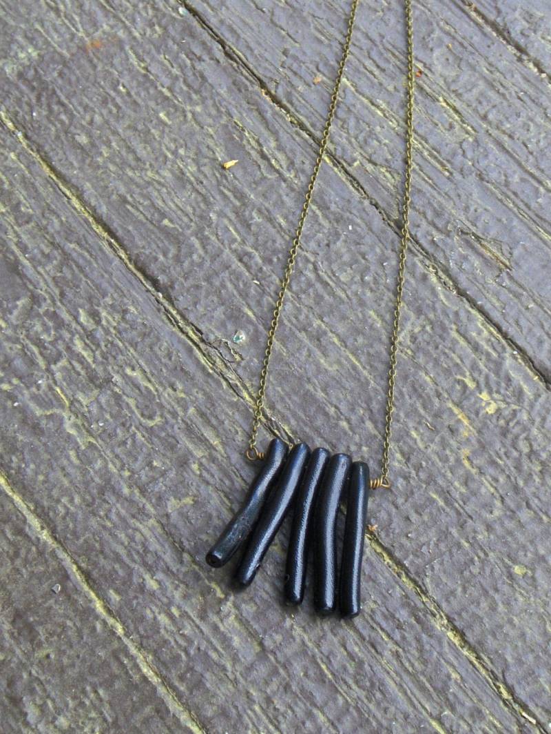 Das Dunkle Riff. Schwarze Koralle Fransen Handgemachte Boho Noir Kette #festiveetsyfinds von Chymiera