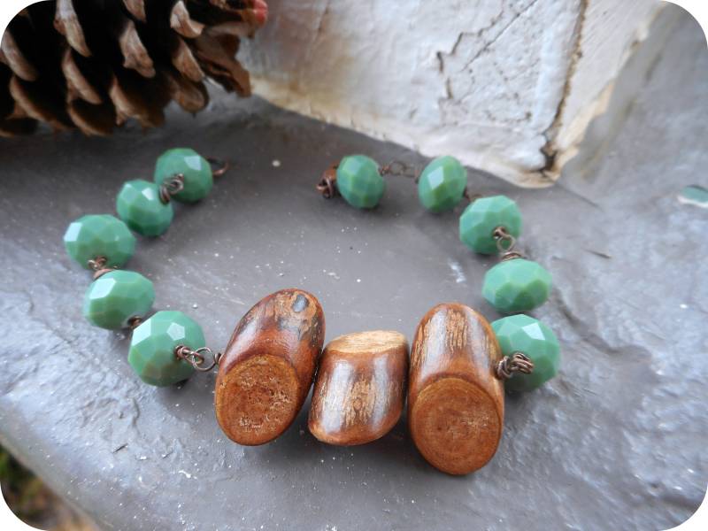Das Pinewood Crossing Armband. Piniengrün Glasperlen & Holz Zweig Chunky Boho #festlicheetsyfundstücke von Chymiera
