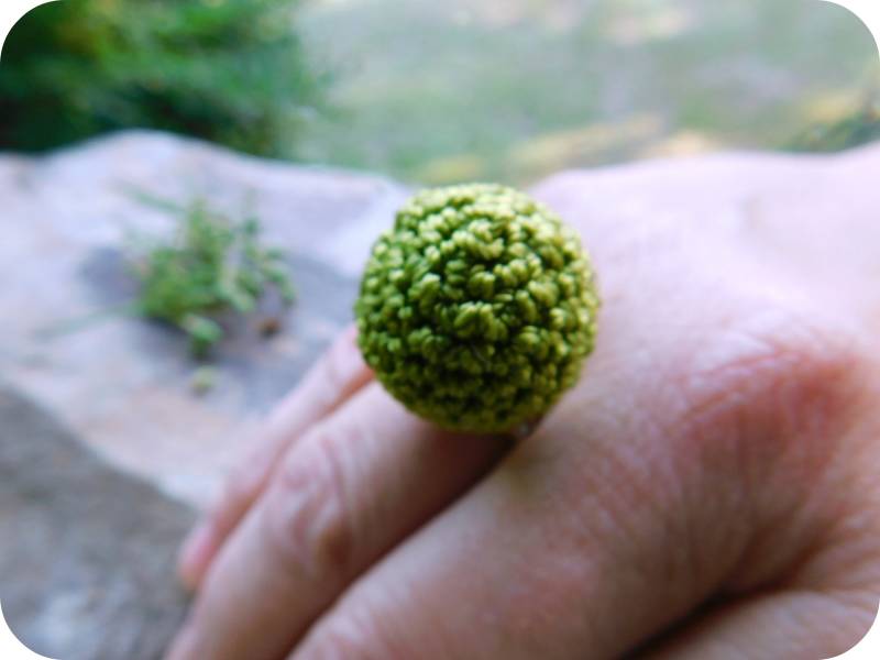 Der Sour Apple Boho Ring. Grüne Gehäkelte Bommel Kugel-Cocktail-Teering. #festlicheetsyfundstücke von Chymiera