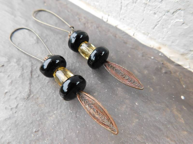 Der Stinger Ohrringe. Von Bienen Inspirierte Anhänger Aus Schwarzem Glas, Zitrin Und Bronze #festiveetsyfinds von Chymiera