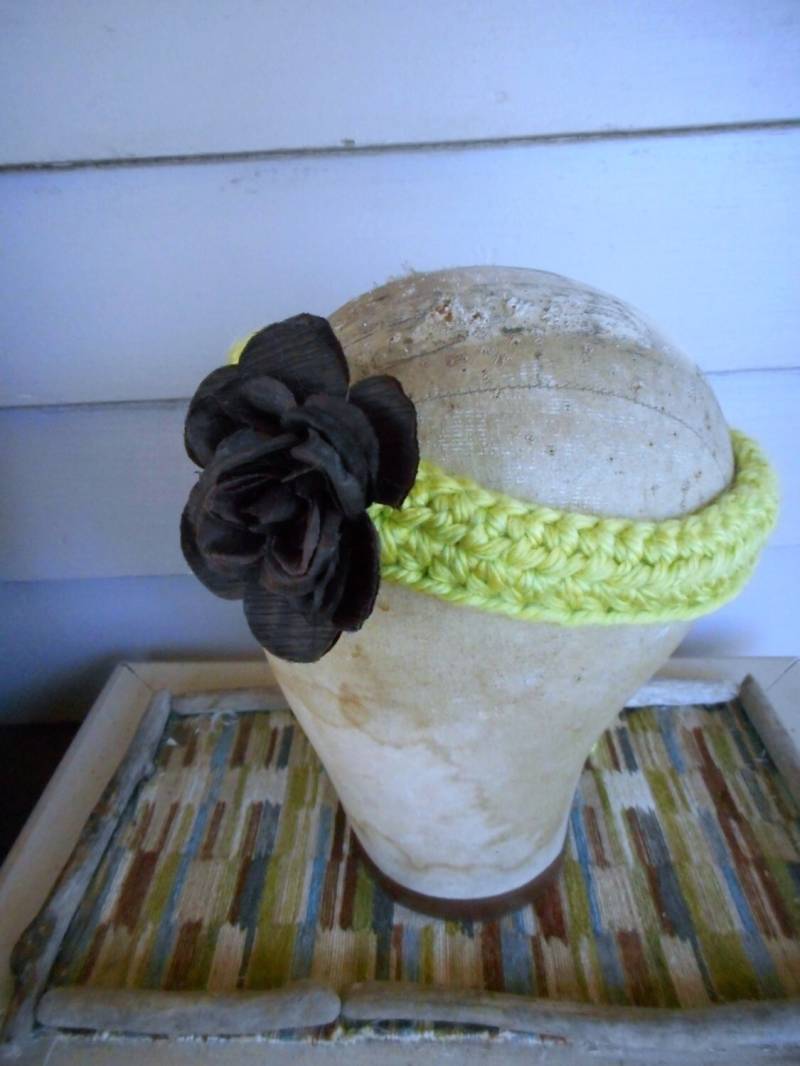 Die Apfelblüte Boho Häkelarbeit Stirnband. Apfelgrünes Garn & Dunkle Schokoladenblüte. Anadem Haarreif Bohochic Rustikal Häkeln von Chymiera