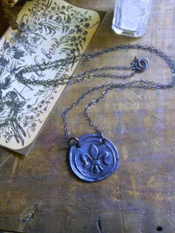 Die Bayou Gloaming Wachs-Siegel-Halskette - Wachssiegel, Die in Dunkel Oxidiertem Sterlingsilber Fleur De Lis Gegossen Wird Handgeschmiedet Von von Chymiera