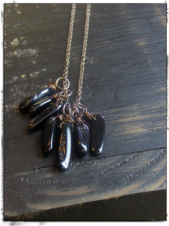 Die Black Rain Onyx Halskette. Schwarzer Achat Stein Fransen Boho Cluster #festlicheetsyfundstücke von Chymiera