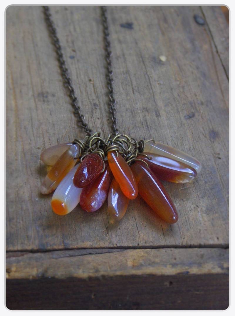 Die Feuertanz Fransen Halskette. Hand Verdrahtete Rustikale Halskette Mit Aus Orangem Karneol Und Antikem Messing #festiveetsyfinds von Chymiera