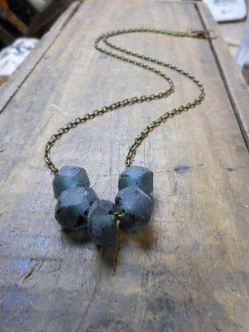 Die Hafen-Nebel-Halskette. Recyceltes Handgeschnitztes Strandglas & Rustikale Messinghalskette Geschenk Für Sie #festiveetsyfinds von Chymiera