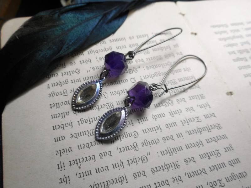 Die Heliotrop-Ohrringe. Lila Amethyst Facettierte Chunks, Helles Zitronenglas Und Metallohrringe. #festlicheetsyfundstücke von Chymiera