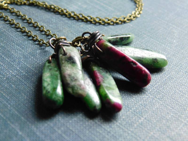Die Mutter Erde Halskette - Echter Rubin Im Zoisit-Cluster Von 7 Steinen, Steinfransen-Halskette #festiveetsyfinds von Chymiera