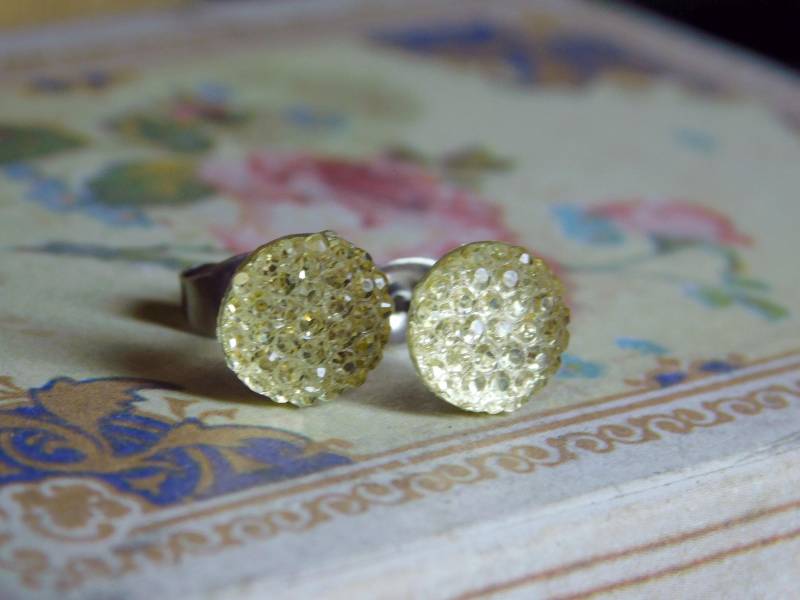 Die Nordlichter Leuchtende Vintage 8 Mm Zitrone Zucker Glas Cabachon Und Chirurgenstahl Ohrstecker Handgemachtes Geschenk Für Sie von Chymiera