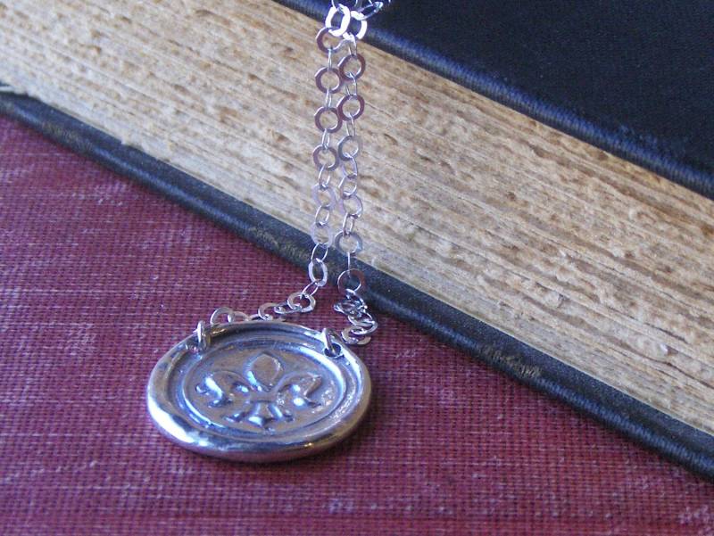 Die Reise Wachs Siegel Stempel Rustikal Gegossen in Sterling Silber Fleur De Lis Nola Anhänger Und Kette-Made To Order. Handgeschmiedet Von Chymiera von Chymiera