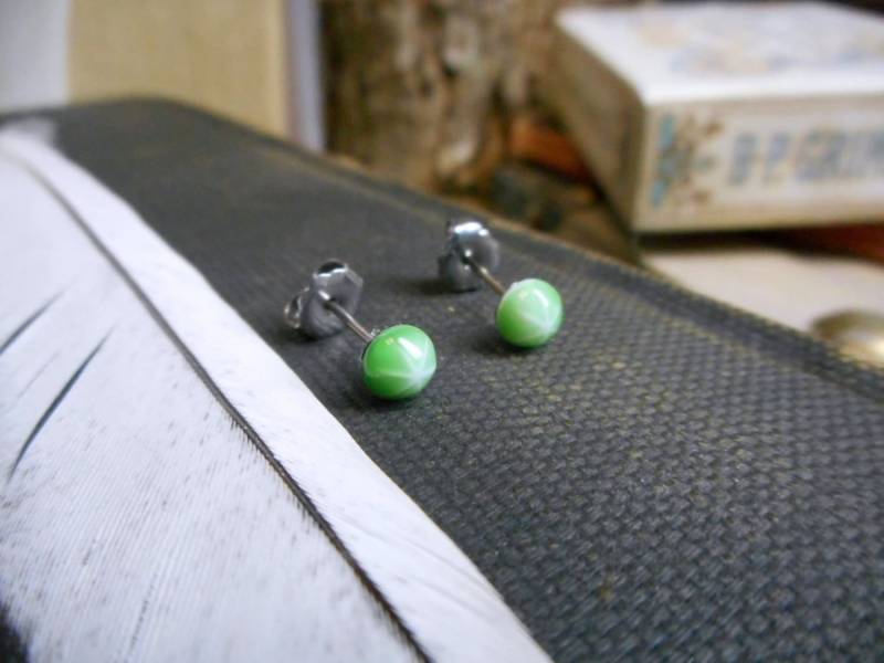 Die Starlight Post Ohrringe. Melon Grün Glas Starburst Dome Cabochon & Titanium Blickdicht Ohrstecker #festiveetsyfinds von Chymiera