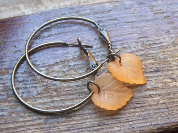 Die Turning Leaf Rustikalen Creolen. Orangefarbenes Ahornblatt & Rustikale Messingcreolen. Herbst Ohrringe. Herbst. Samhain-Tagundnachtgleiche Orange von Chymiera