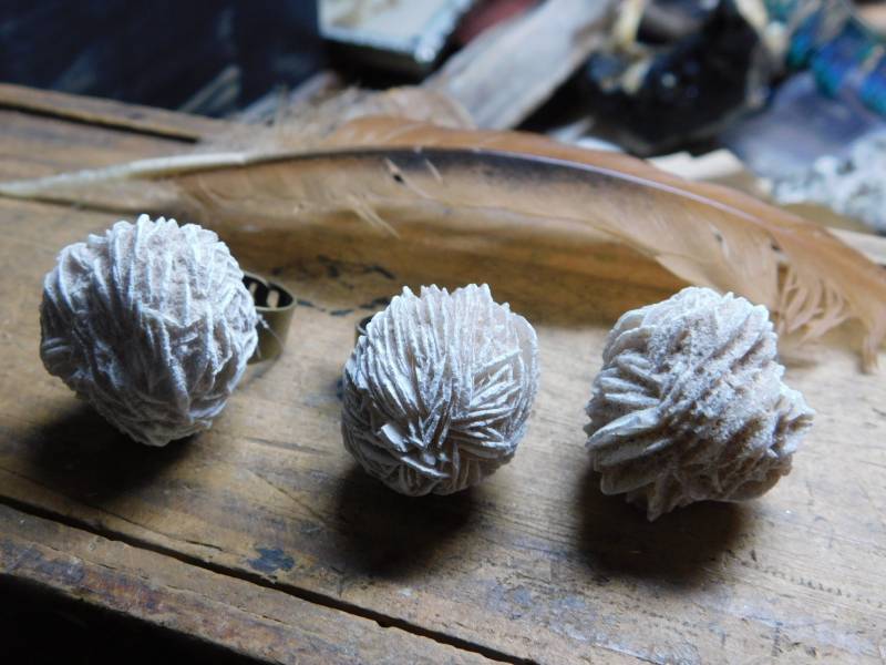 Die Wüstenrose Als Ring. Roher Ungeschnittener Selenit-Geologiering von Chymiera