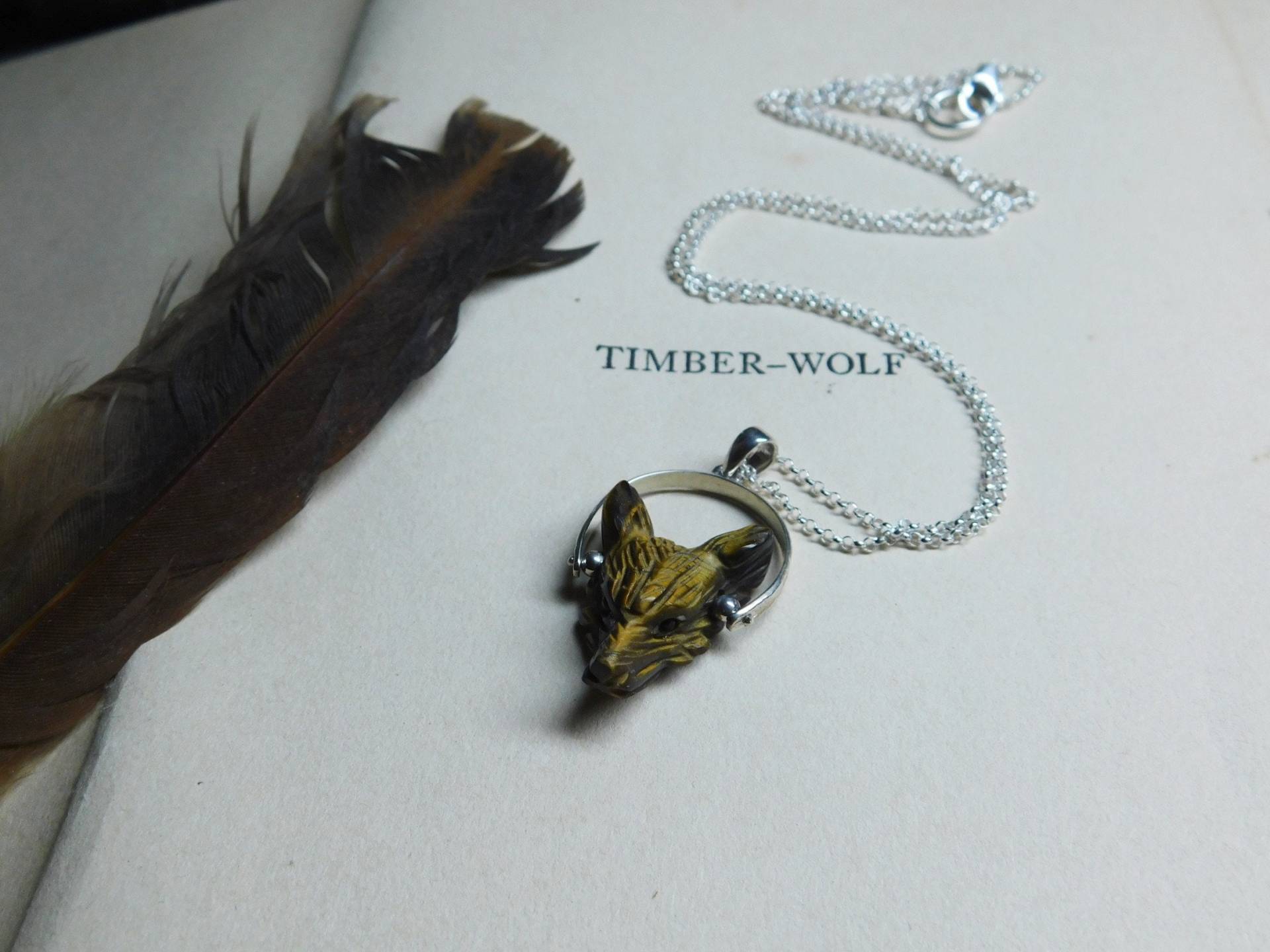 Düsterwolf Des Nordens. Tigerauge Geschnitzte Wolfskopf & Sterling Silber 21 "Halskette. Unisex #festiveetsyfinds von Chymiera