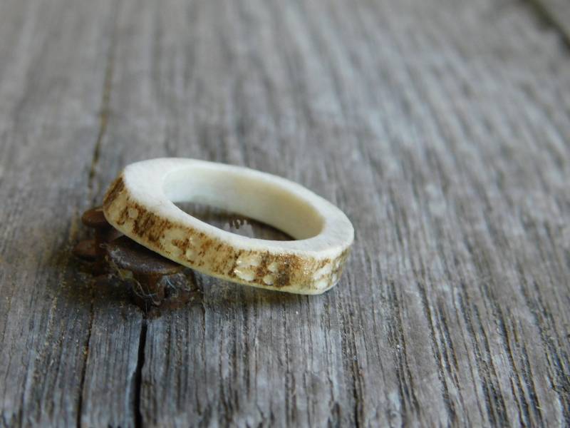Echter Ausgehöhlter Natürlicher Hirschgeweihring Mit Rauen Kanten Und Winzigen Rehhufspuren. Rustikale Größe 3.25 Bereit Zu Versenden Midi Ring von Chymiera