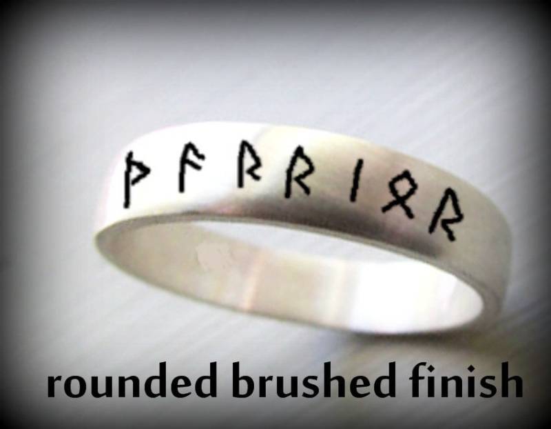 Einfache Traditionelle Ehering. Braut Oder Bräutigam Ring. Handgefertigte 4 Mm Band Gehämmert Oxidiert Gebürstet Glatt Poliert Glänzend Runen von Chymiera