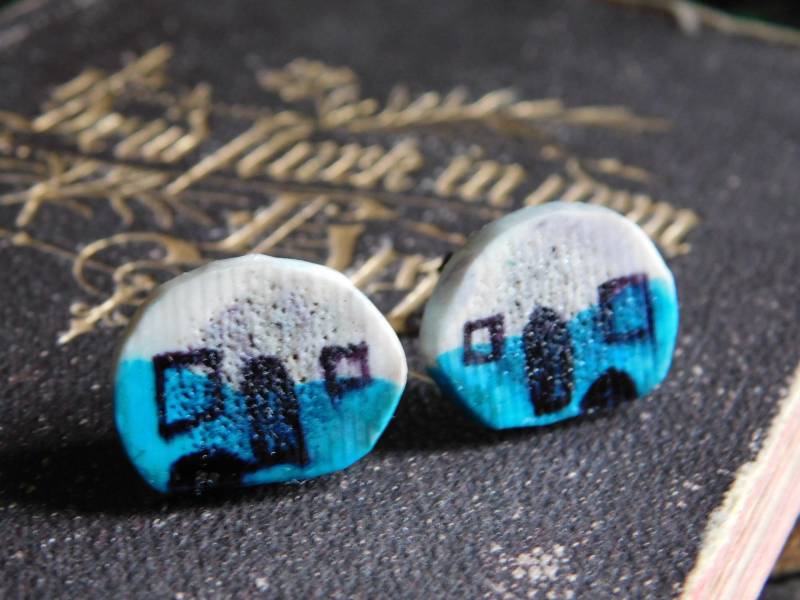 Fröhliche Camper Ohrringe. Winzige Geschnitzte Rehgeweih Vintage-stil & Titan Beiträge Alter Camper-Schmuck. Türkiser Kawaii von Chymiera