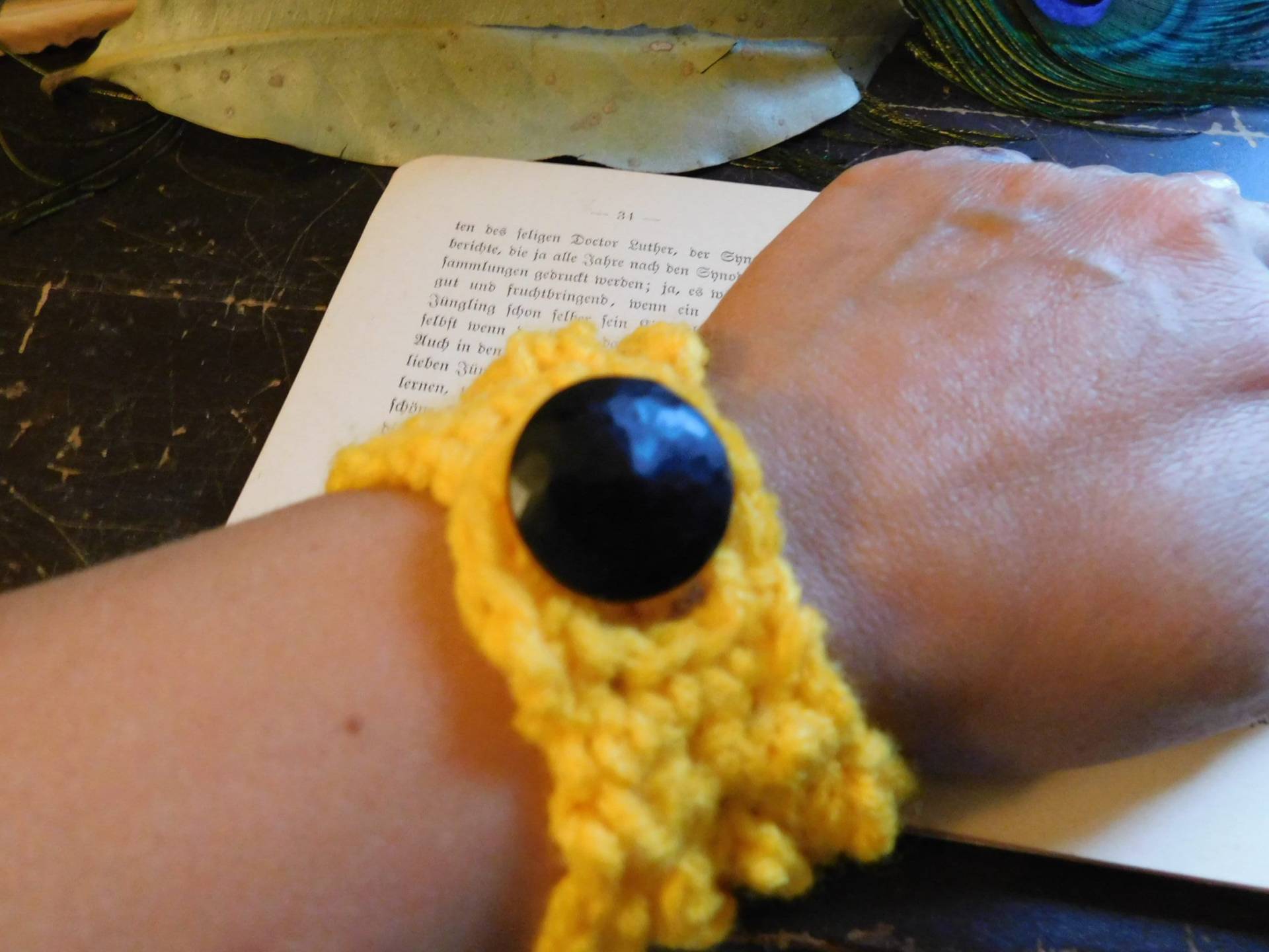 Gelbe Jacke. Sonnengelbes Gehäkeltes Armband. Spaghetti-Band Boho-Armband Mit Schwarzem Knopf #festiveetsyfinds von Chymiera