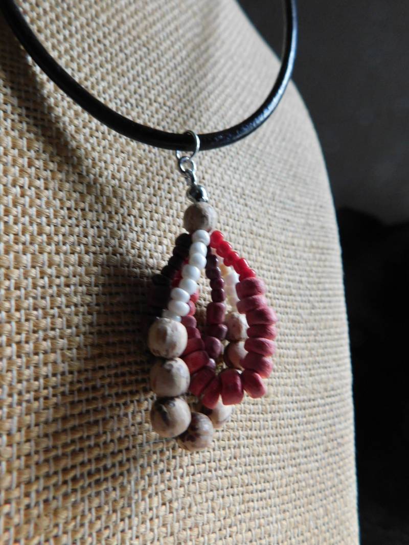 Glühwürmchen. Nuss, Holz, & Glas Flügel Wie Boho Anhänger Und Lederband Halskette #festiveetsyfinds von Chymiera