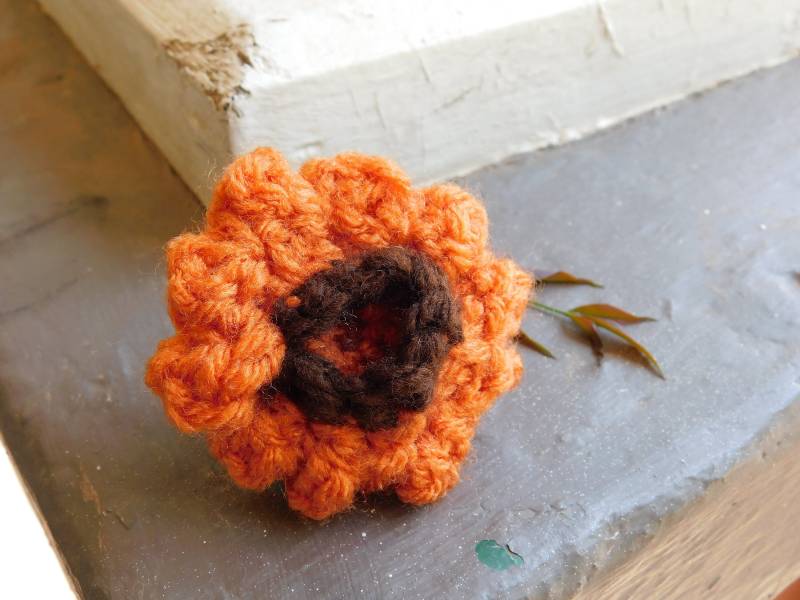 Herbst Mama. Hand Gehäkelte Mum Blume & Eichenholz Boho Statement Ring Handflower Size 8 #festiveetsyfinds von Chymiera