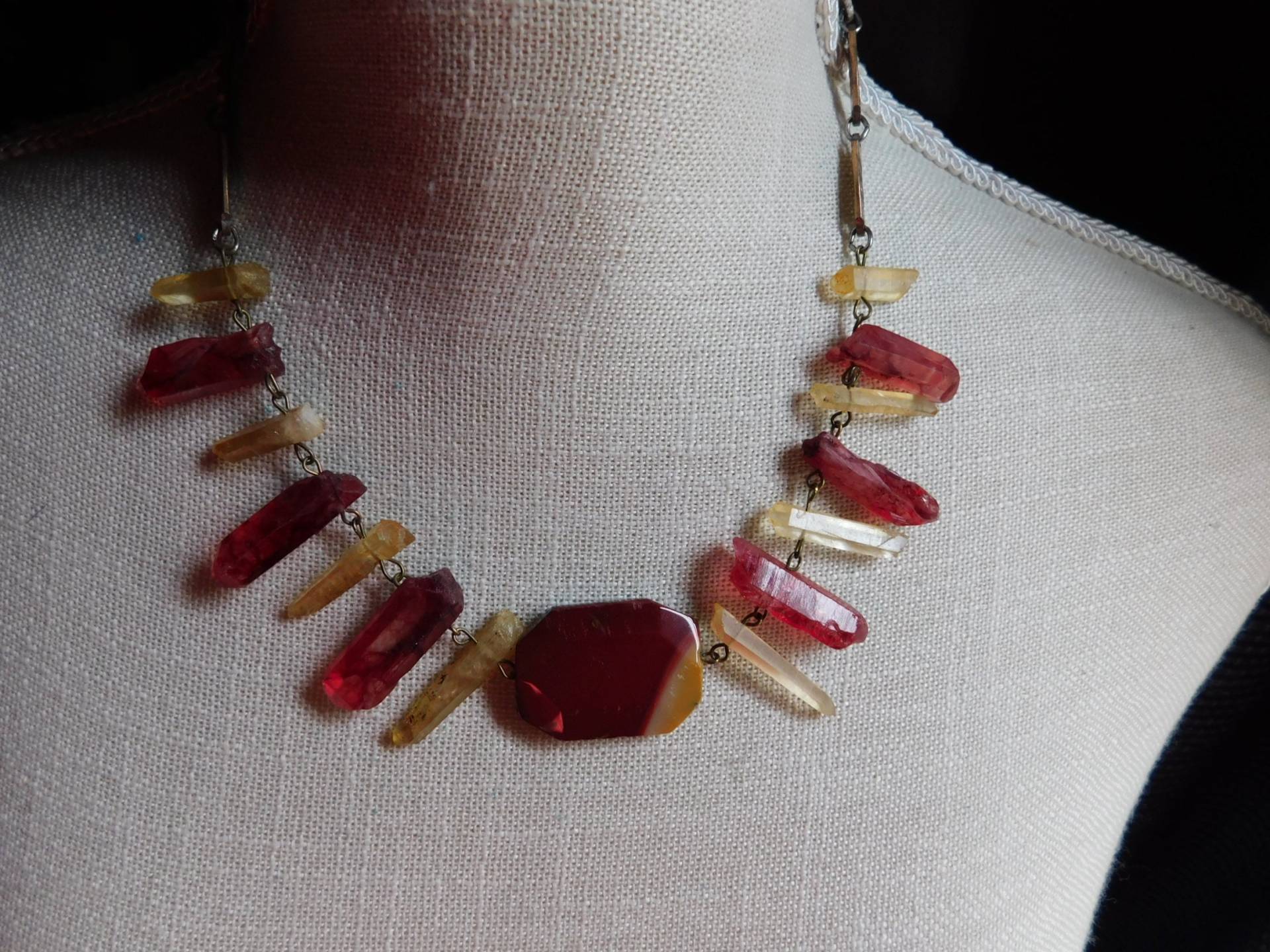 Himmelsfeuer. Rot & Gelb Titan Beschichteter Rohquarz Und Fossiler Jaspis, Klobige Halskette. Tragbare Halskunst. Boho Schmuck. Einzelstück von Chymiera