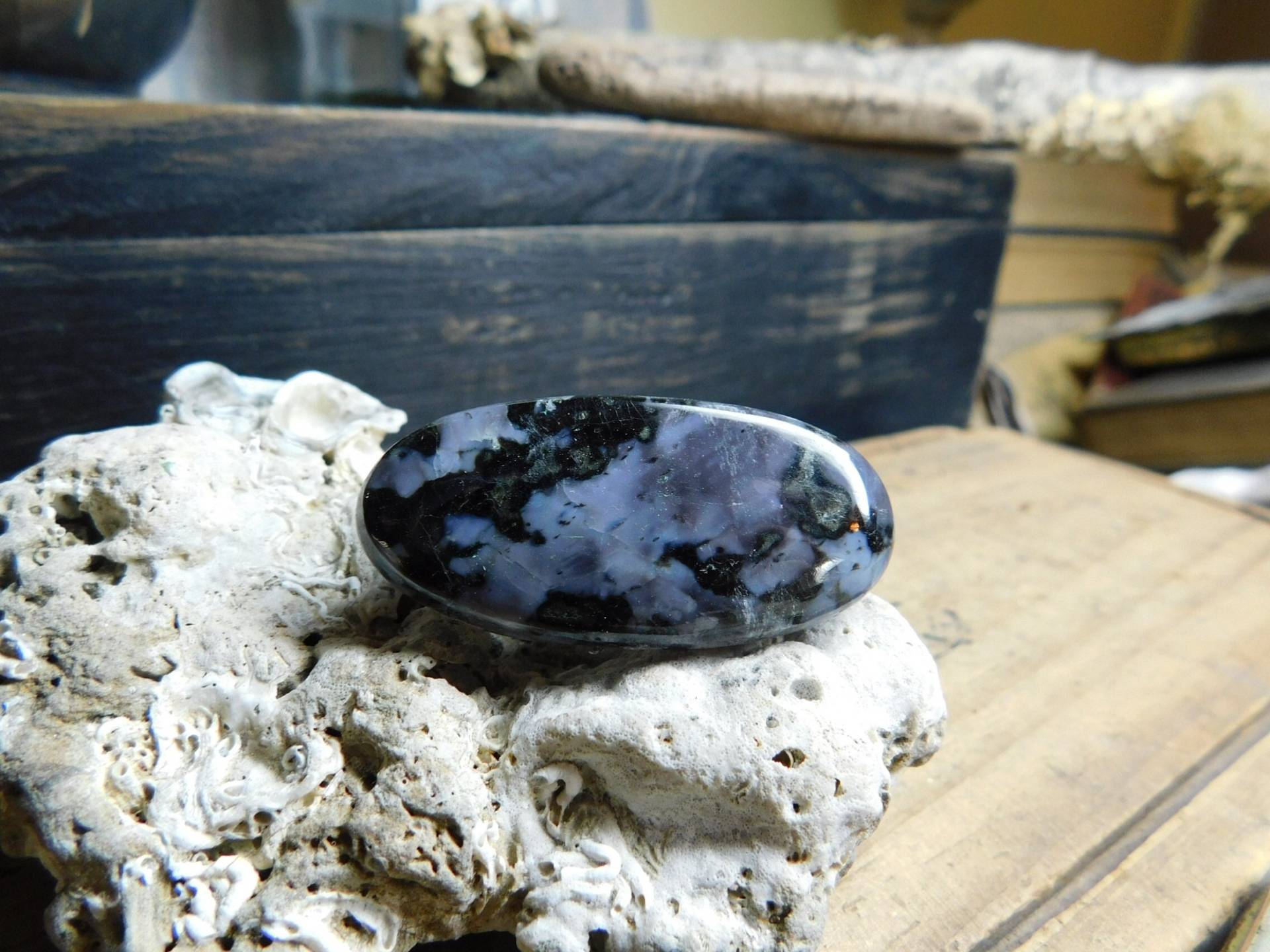 Indigoblauer Himmel. Länglicher Natürlicher Indigo Gabbro Stein Cabochon Auf Doppel-Messingringen. Zwei-Finger-Ring. Breiter Statement Ring von Chymiera