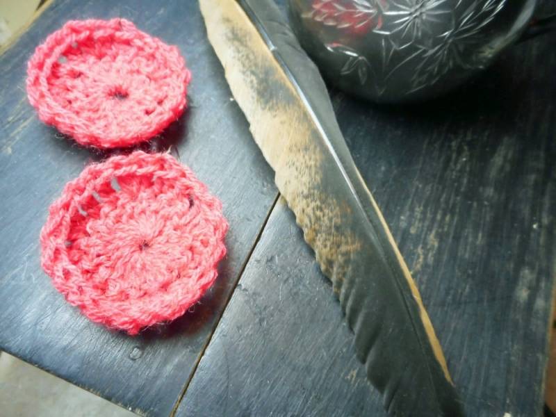 Korallen Untertassen Häkelohrringe. Handgemachte Gehäkelte Tief Korallen Garn Concho Ohrringe. #festlicheetsyfundstücke von Chymiera