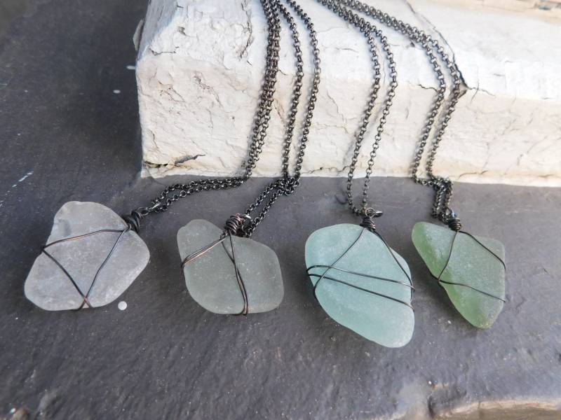 Küstennähe. Sea Glass Halskette. Wahl Aus Weiß, Grau, Aquamarin Oder Beryl Green Mattierte Getrommelte Glashalskette An Einer 18-Zoll-Kette Aus von Chymiera