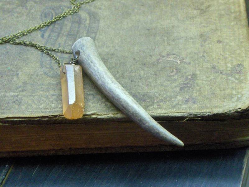 Lagerfeuer Im Wald. Schillernde Leuchtende Feuer Orange Quarz Und Hirschgeweih Halo Halskette. Handgemachte Rustikale Tragbare Kunstverzierung von Chymiera