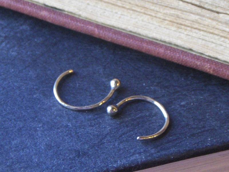 Le Sprout. Einzelner Ohrring. 10K Gelbgold Oder Weißgold Mini Ohrstecker. Für Einzelne Piercings. Handgefertigte Wachsausschmelztechnik Von von Chymiera