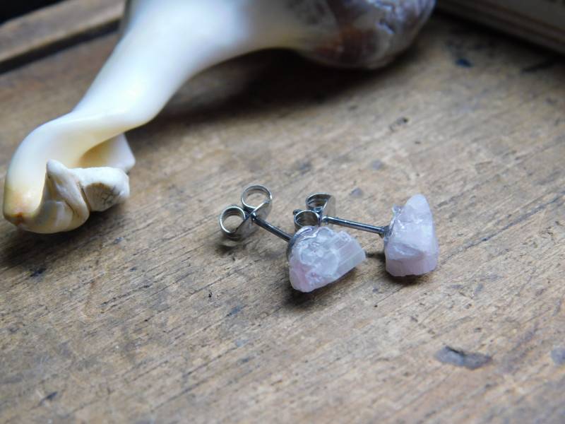 Lichtzauber. Rosa Turmalin Ohrringe. Zierlicher Roh Rosé Rohstein in Rohform von Chymiera