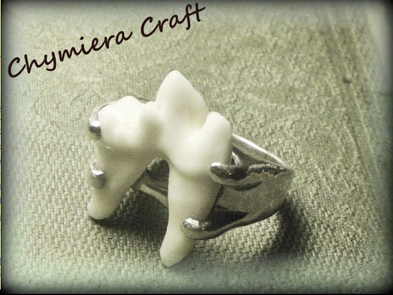 Lykanthrop Ring. Echtes Coyote Backenzahn Set in Sterlingsilber Mit 4 Zinken - Made To Order Ihrer Größe #festiveetsyfinds von Chymiera