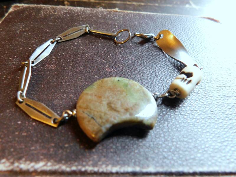 Moon's Ghost Armband. Echter Grüner Opal Halbmond Edelstein Und Geschnitzter Knochen Schädel Armband #festiveetsyfinds von Chymiera