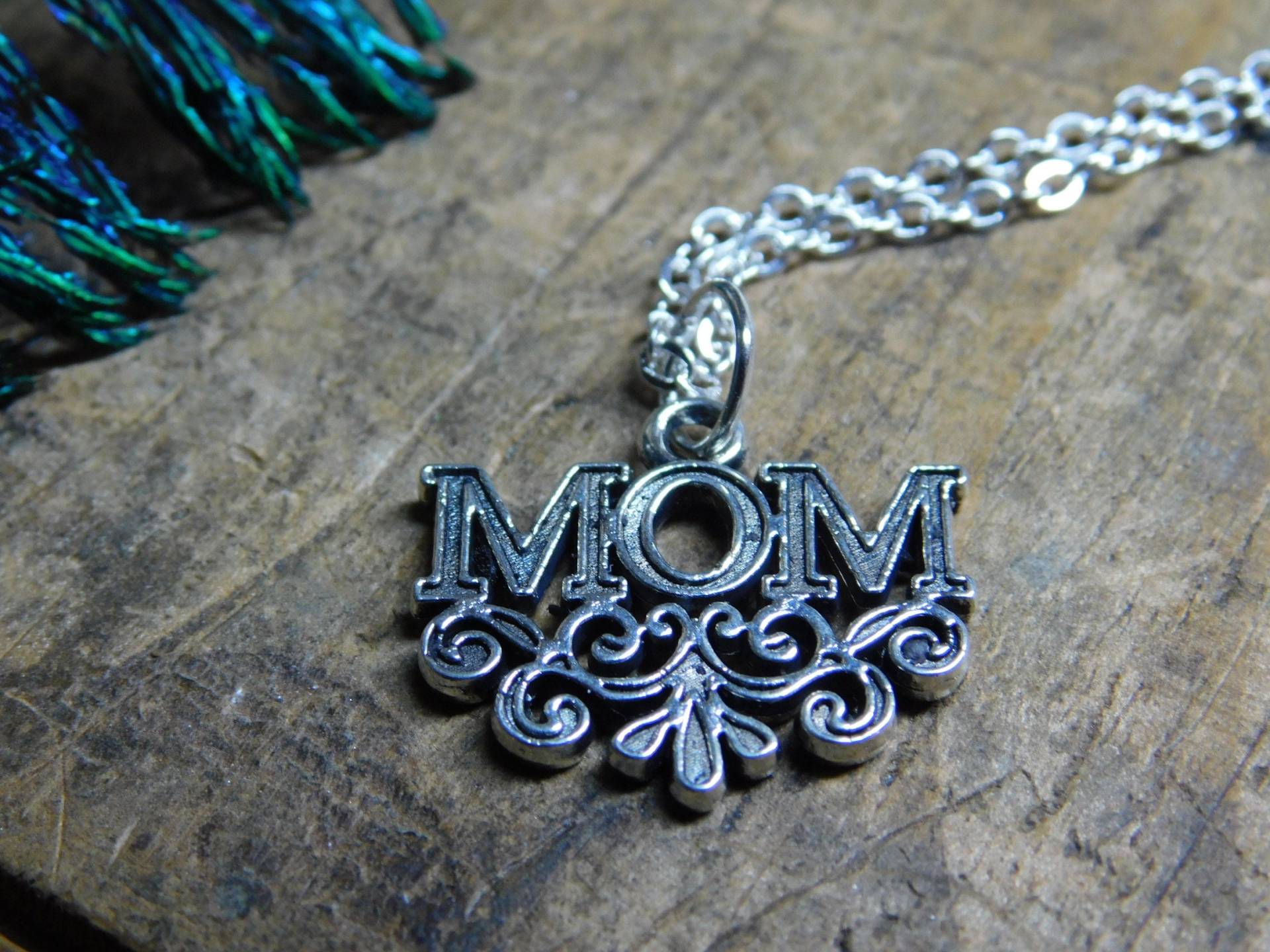 Muttertags Geschenk. "Kleine Tattoo-stil ""Mom"" Anhänger Halskette." Nettes Geschenk Für Mama. Mutter. #festlicheetsyfundstücke von Chymiera