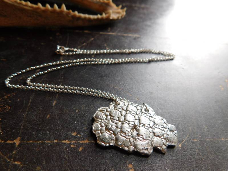 Panzerplatte. Gegossen Sterling Silber Armadillo Knochen Guss Halskette Handgemacht. Wachsausschmelztechnik Handgegossen Von Chymiera von Chymiera