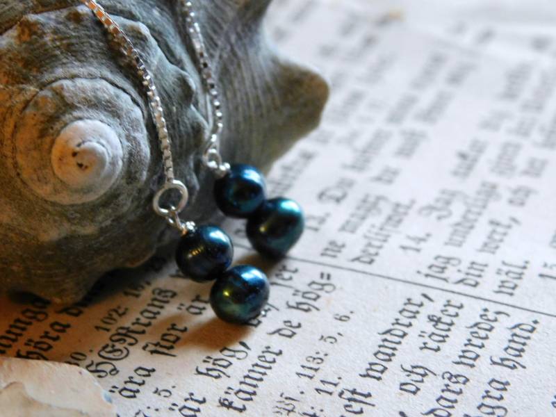 Pfauenfeder-Ohrringe. Peacock Petrol Echte Süßwasser Perle & Sterling Silber Einfädler Ohrringe. Lange Box Kette Ohrringe Gefädelt von Chymiera