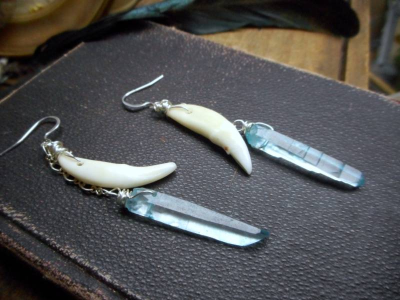 Polarwolf Ohrringe. Echte Koyote-Zähne & Blaue Kristallohrringe #festiveetsyfinds von Chymiera